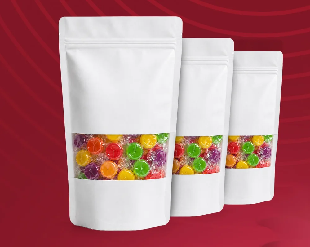 Beyaz Kraft Doypack (Pencereli) — Baskıya temiz zemin veren beyaz kraft doypack; geniş pencereli ve kilitli.