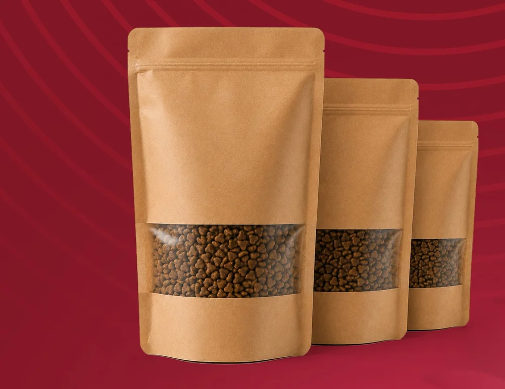 Kraft Doypack (Pencereli) — Şerit pencereli natürel kraft doypack; kilitli ağzıyla tekrar tekrar kapanır.