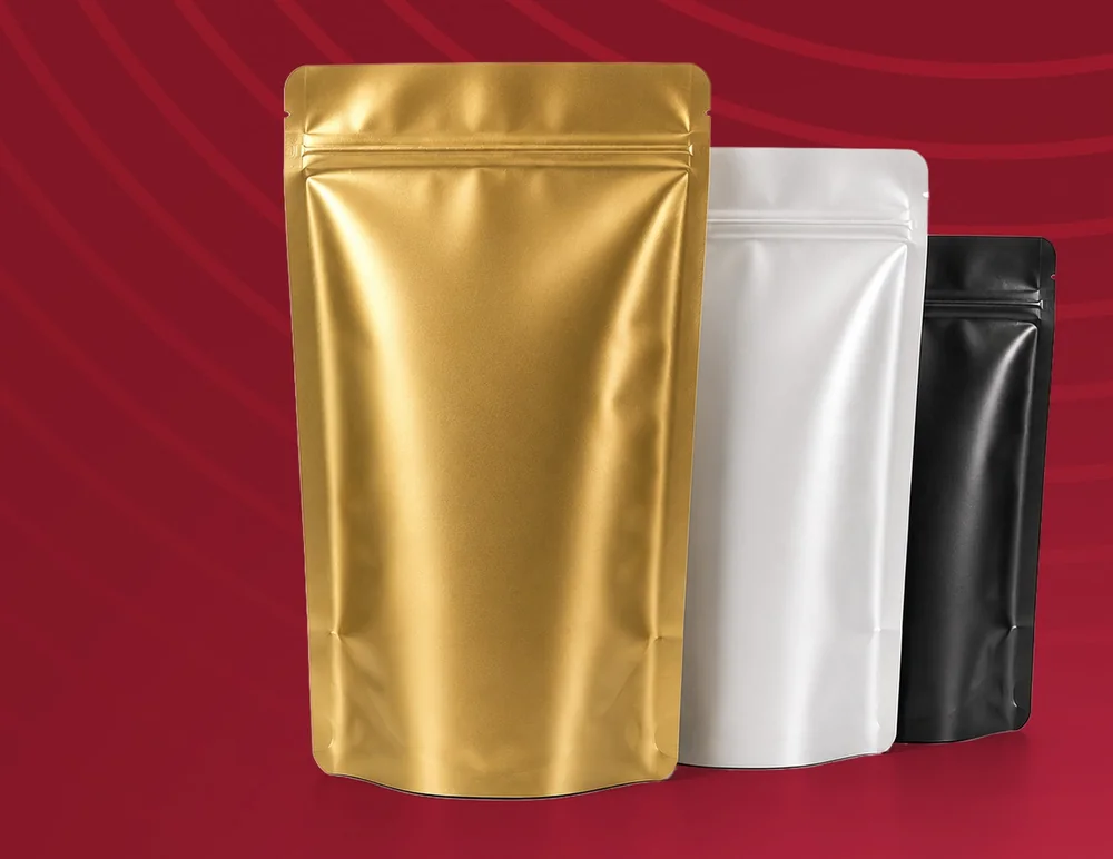 Parlak Alüminyum Doypack — Gold, beyaz ve siyah parlak yüzeyli, alüminyum bariyerli kilitli doypack.