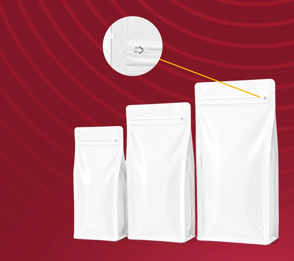 Pocket Kilitli Parlak Flat Bottom — Pocket kilitli, parlak beyaz kare taban torba; baskıda renkler net çıkar.